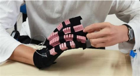 sexog|A Soft Exoskeleton Glove for Hand Bilateral Training via Surface。